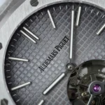 Audemars Piguet Royal Oak Tourbillon clone saat – gri kadran, aktif tourbillon mekanizma, metal örgü bilezik, 41mm şık tasarım.