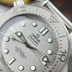 Omega Seamaster Diver 300M Super Clone saat – gri kadran, 42mm çelik kasa, seramik bezel, siyah kauçuk kordon ve VS Factory üretimi.