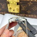 Omega Seamaster Diver 300M Super Clone saat – gri kadran, 42mm çelik kasa, seramik bezel, siyah kauçuk kordon ve VS Factory üretimi.