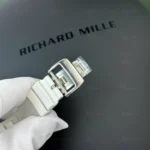 Richard Mille RM055 Bubba Watson beyaz seramik kasalı clone saat – iskelet kadran, manuel mekanizma, BBR üretimi yüksek kalite model.