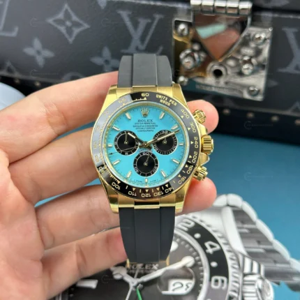 Rolex Daytona 126518LN clone saat – turkuaz kadranlı, 40mm altın kasa, THB üretimi, siyah Oysterflex kayışlı üst düzey replika model.