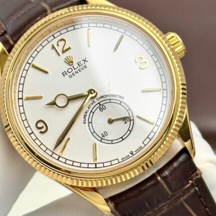 Rolex Perpetual 1908 beyaz kadranlı Super Clone saat – sarı kasa, kahverengi deri kayış ve PPF üretimi mekanizma.