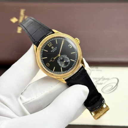 Rolex Perpetual 1908 siyah kadranlı Super Clone saat – sarı çerçeve, 39mm kasa, siyah deri kayış ve PPF Factory üretimi.