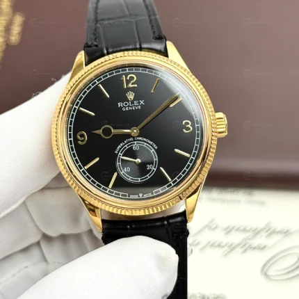 Rolex Perpetual 1908 siyah kadranlı Super Clone saat – sarı çerçeve, 39mm kasa, siyah deri kayış ve PPF Factory üretimi.